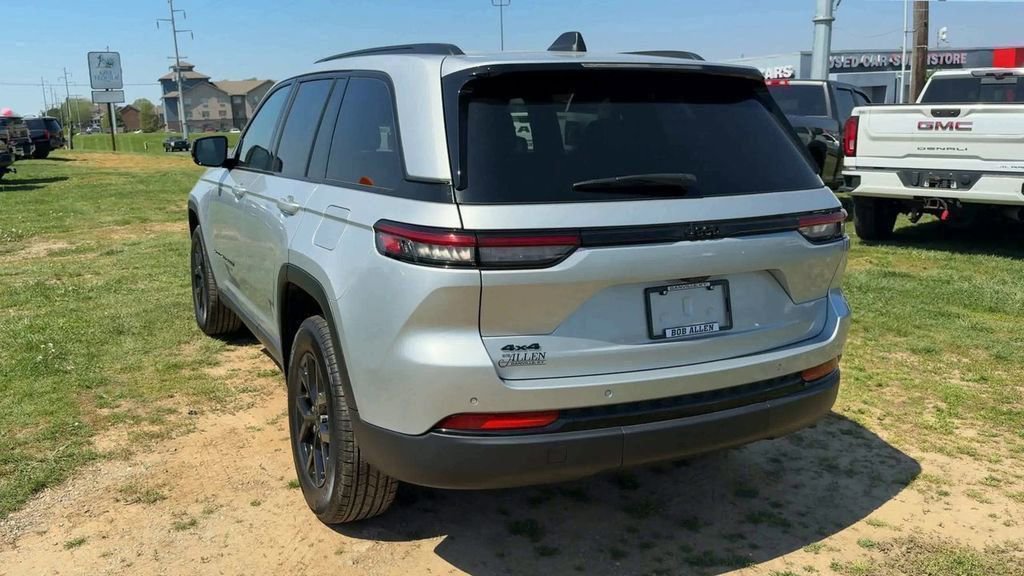 Used 2025 Jeep Grand Cherokee Altitude AWD/4WD image 5