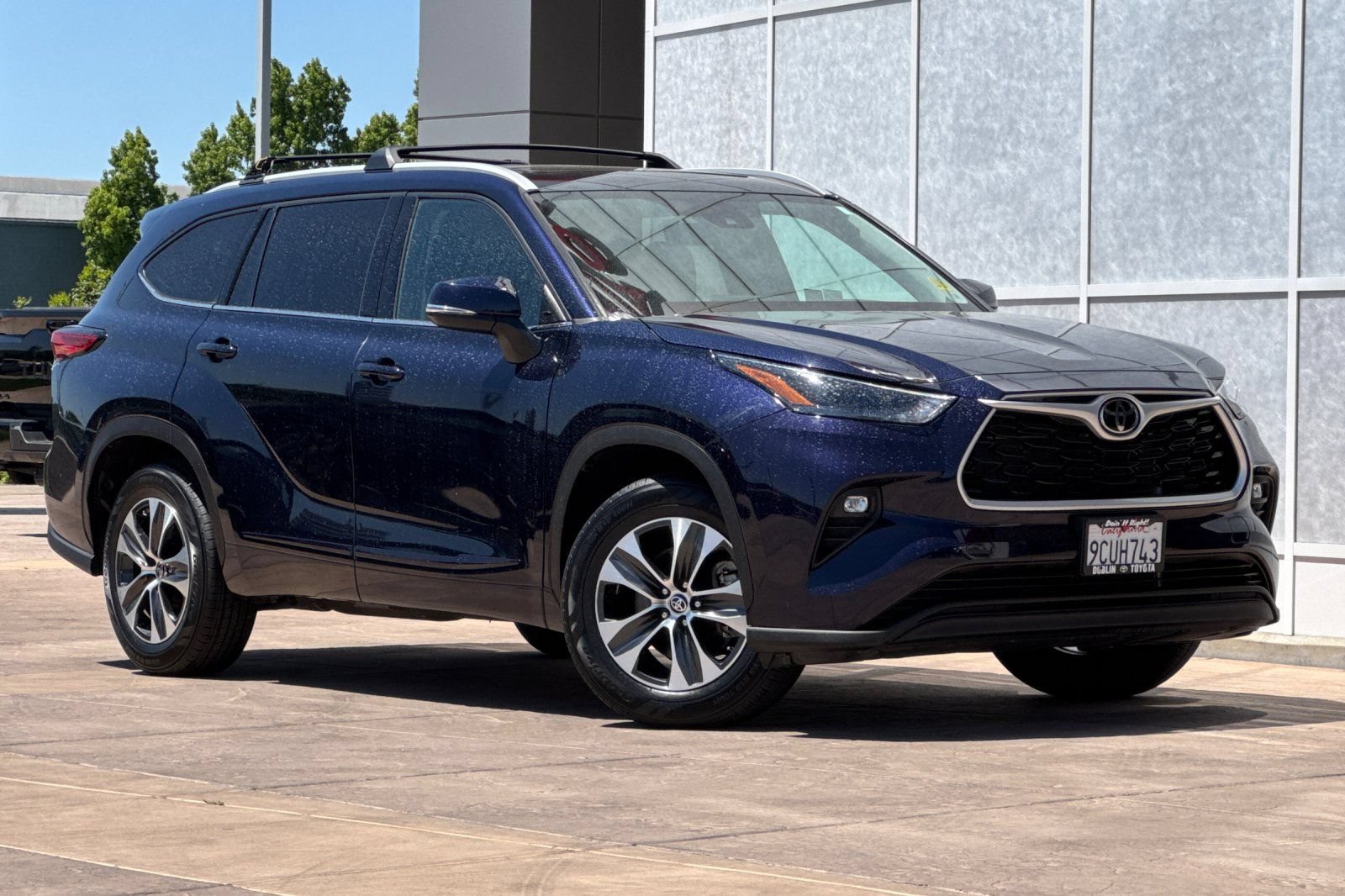 Used 2022 Toyota Highlander XLE FWD image 2