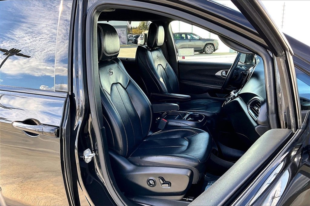 Used 2018 Chrysler Pacifica Touring-L w/ Premium Audio Group image 8