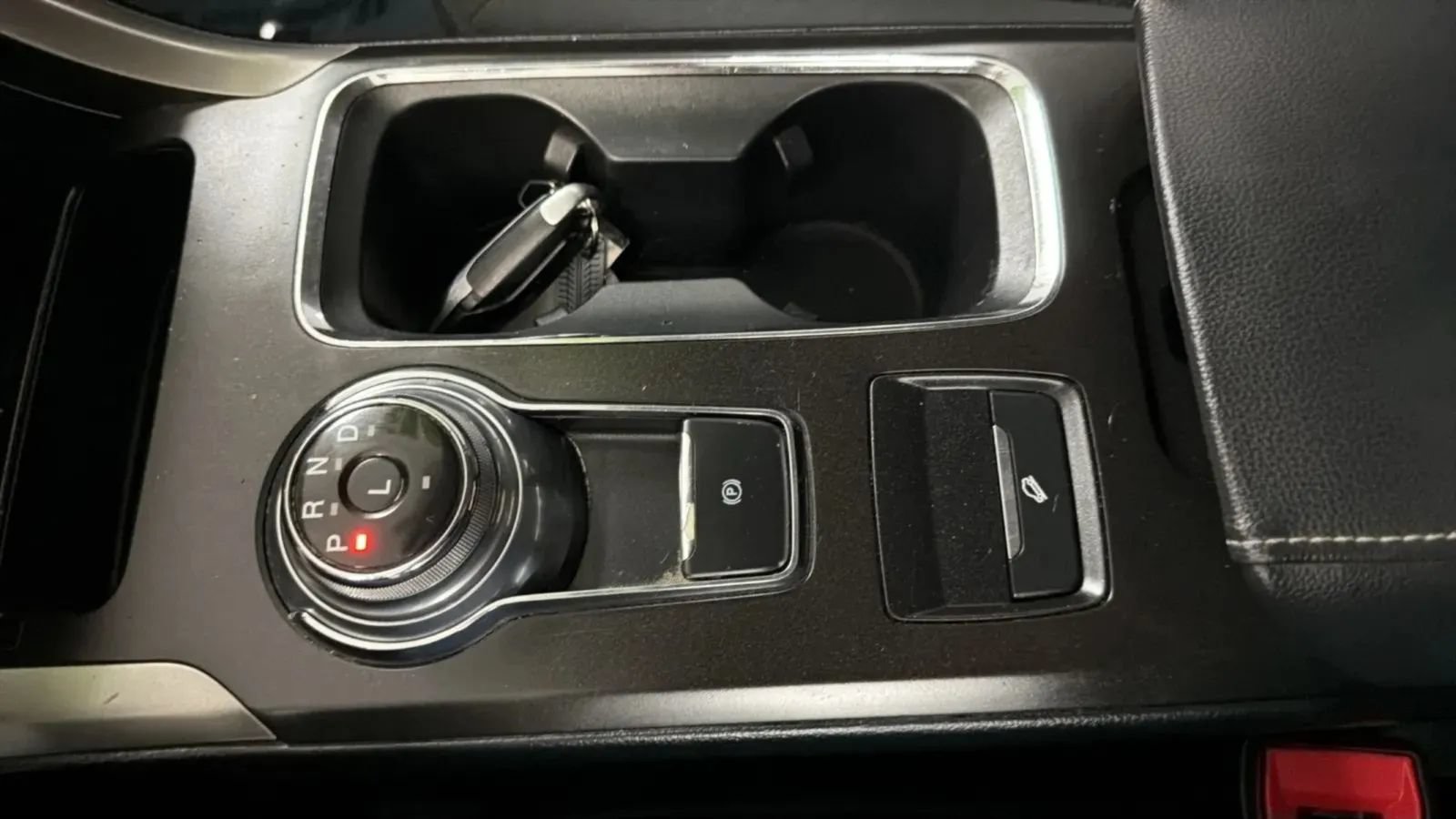 Used 2018 Ford Fusion SE w/ Fusion SE Technology Package FWD image 12