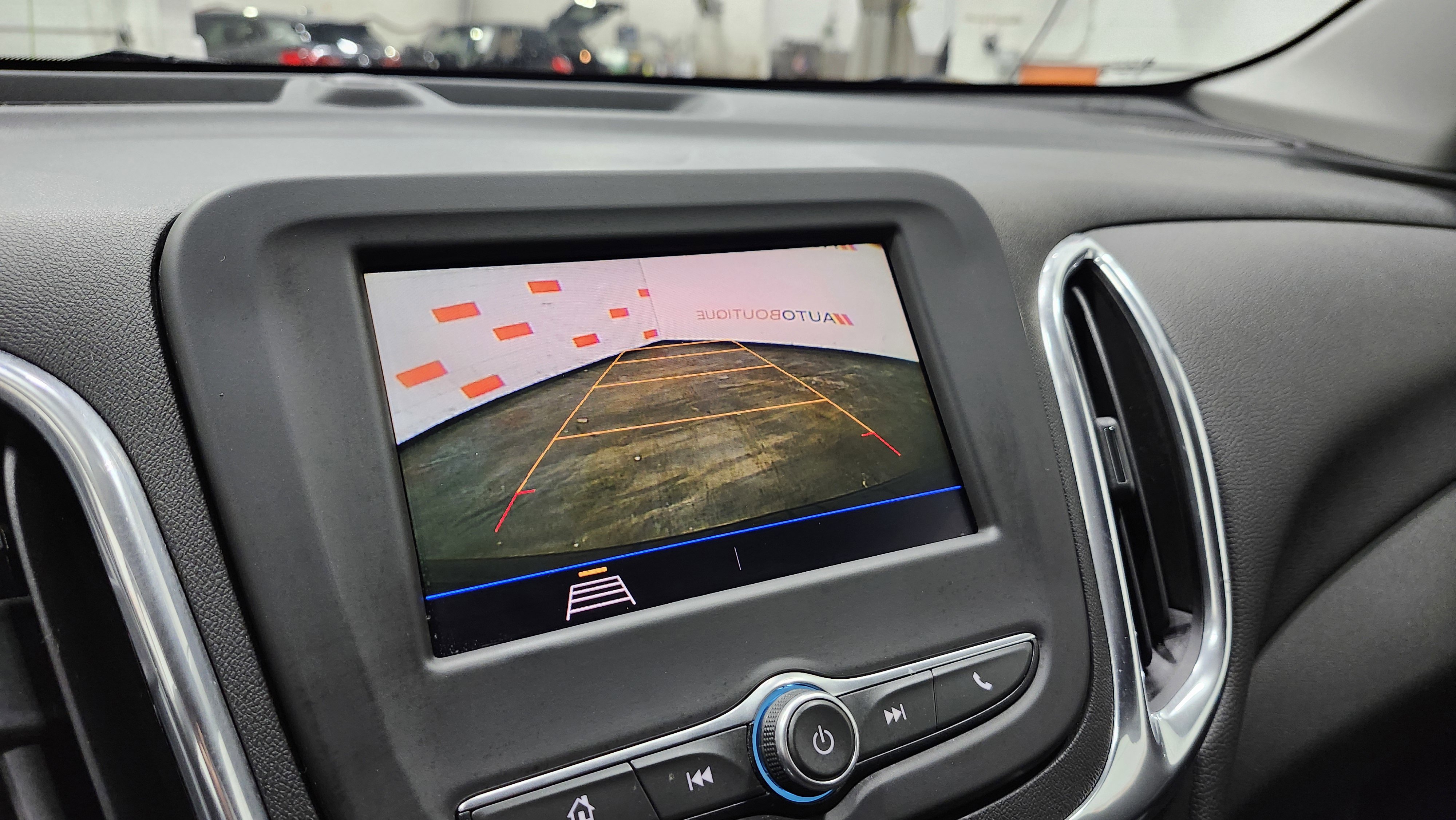 Used 2020 Chevrolet Equinox LT image 2