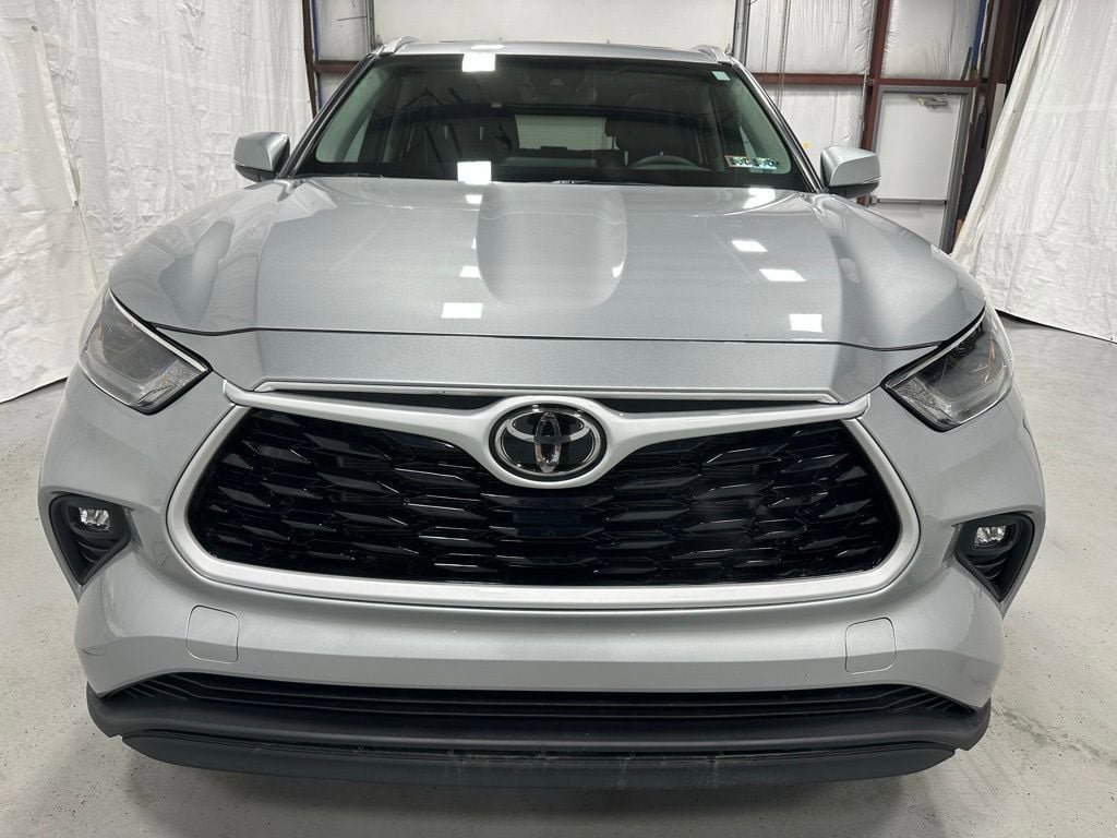 Used 2025 Toyota Highlander XLE AWD/4WD image 2