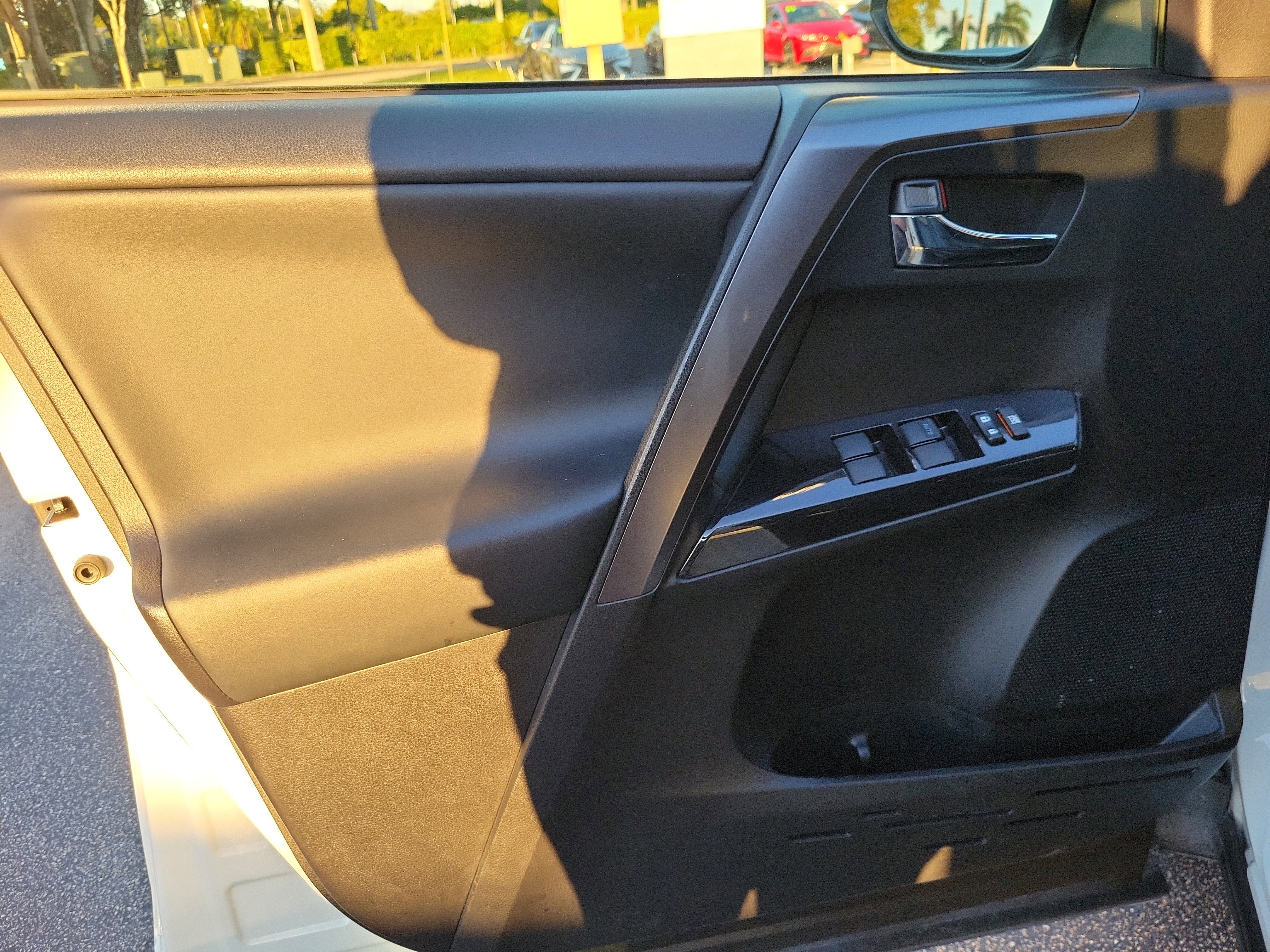 Used 2018 Toyota RAV4 SE image 13