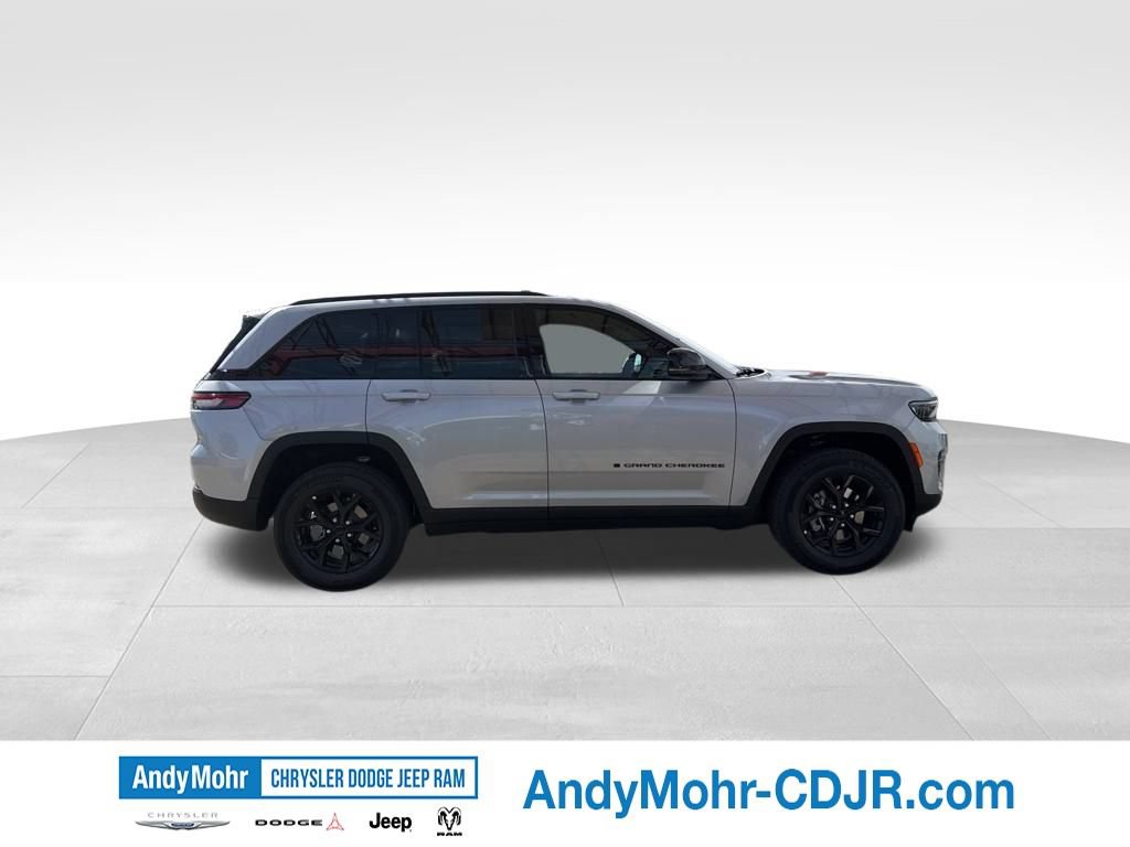 New 2025 Jeep Grand Cherokee Altitude AWD/4WD image 9
