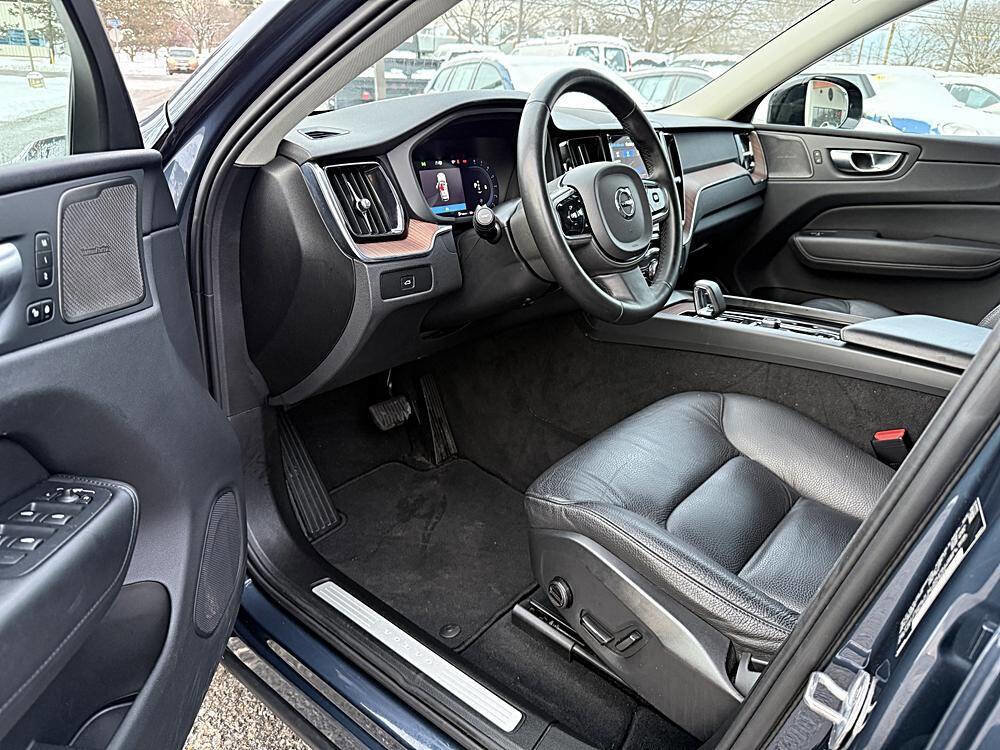 Used 2024 Volvo XC60 B5 Plus image 11
