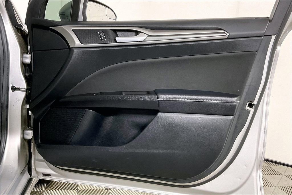 Used 2017 Ford Fusion SE w/ Equipment Group 201A image 22