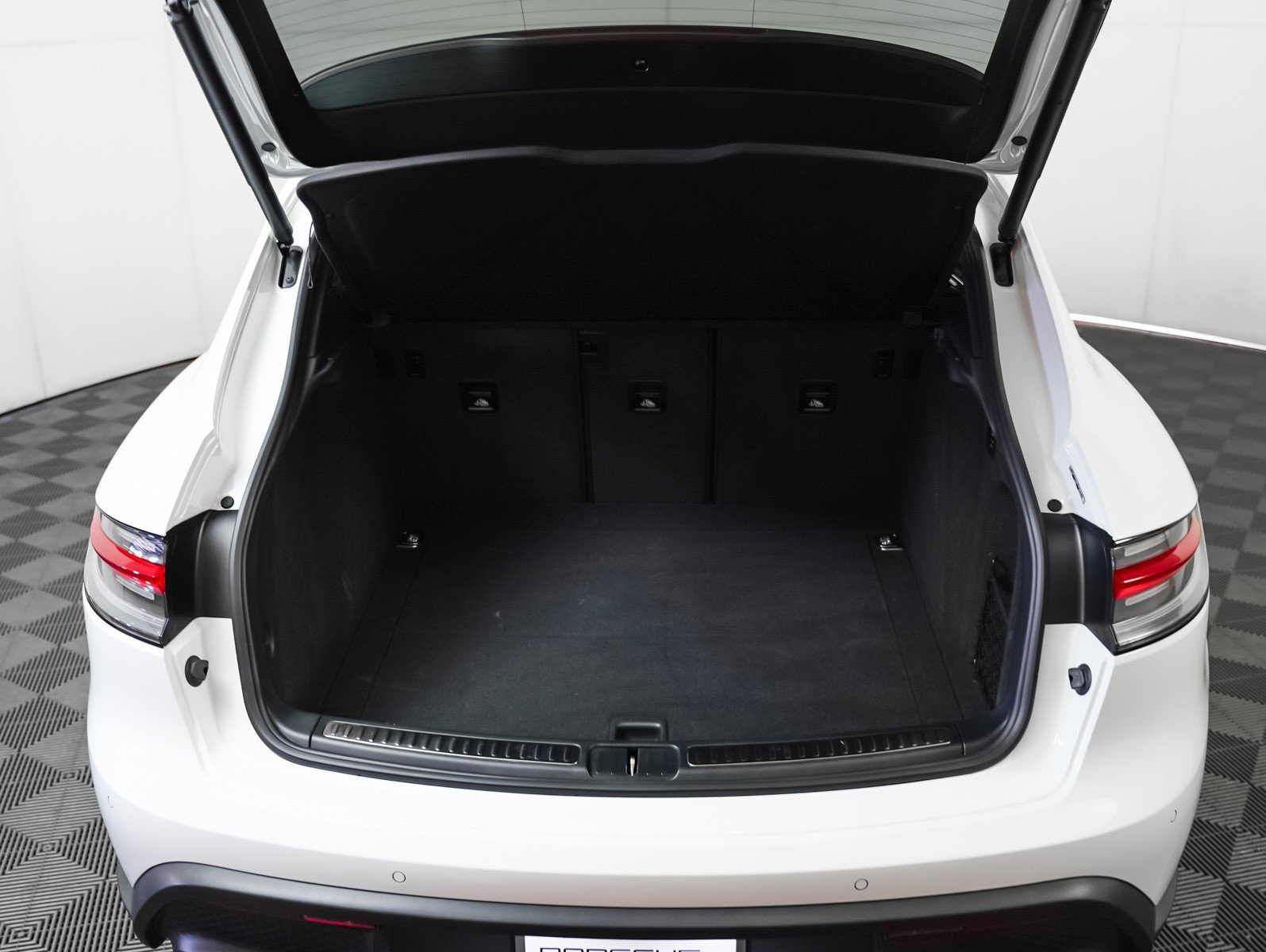 Used 2025 Porsche Macan Turbo image 28