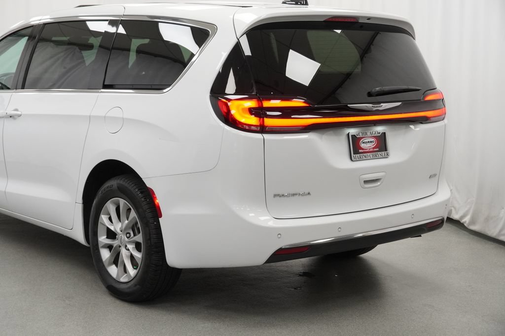 Certified 2025 Chrysler Pacifica Select AWD/4WD image 13