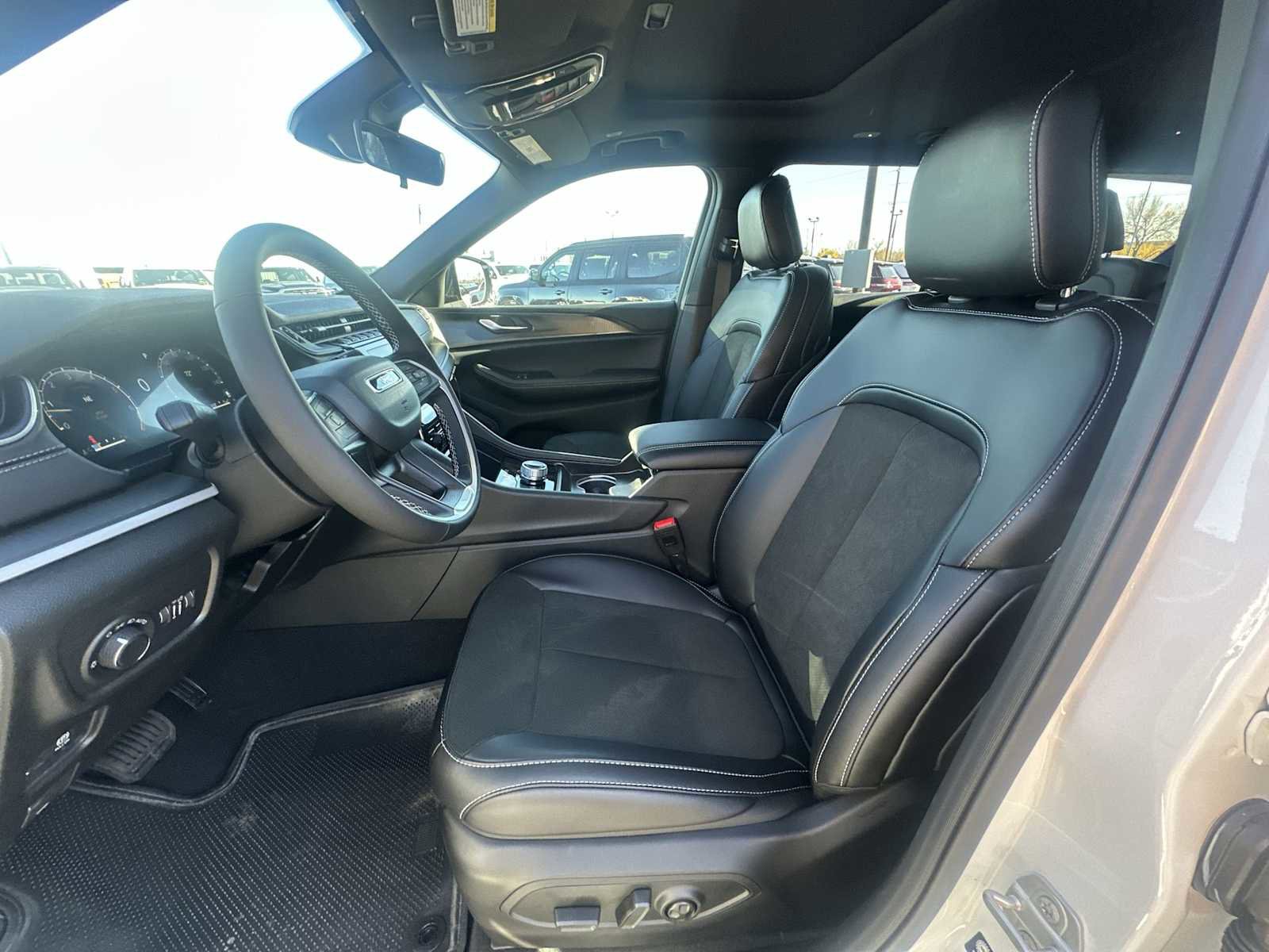 New 2025 Jeep Grand Cherokee L Altitude image 13