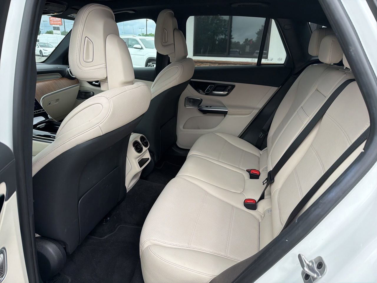 Used 2023 Mercedes-Benz GLC 300 4MATIC image 5