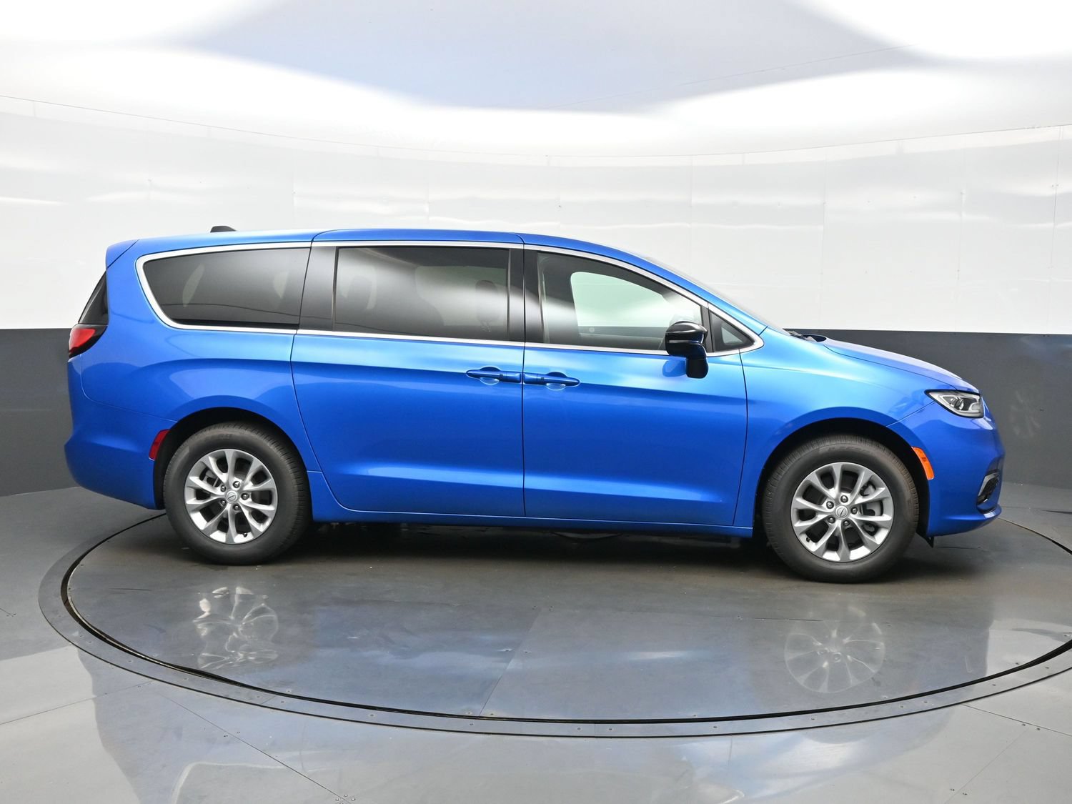 New 2026 Chrysler Pacifica Select AWD/4WD image 10
