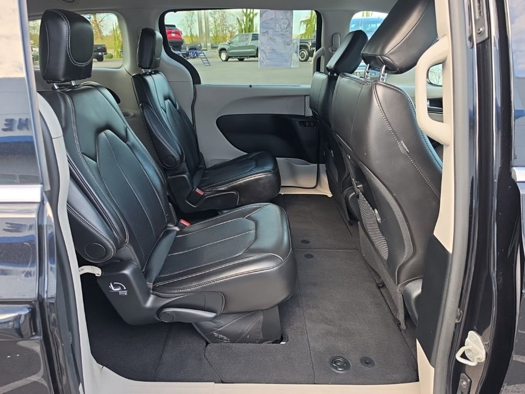 Used 2024 Chrysler Pacifica Touring-L FWD image 31