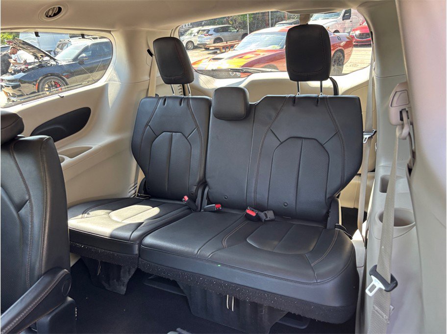 Used 2020 Chrysler Pacifica Touring-L FWD image 36