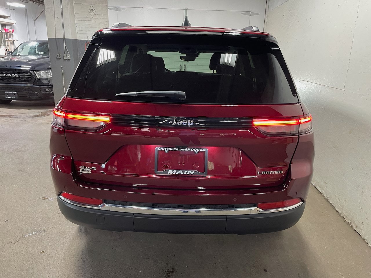 Used 2023 Jeep Grand Cherokee Limited AWD/4WD image 8