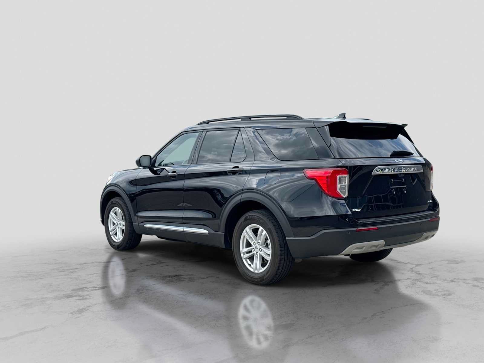 Certified 2023 Ford Explorer XLT w/ Equipment Group 202A AWD/4WD image 4