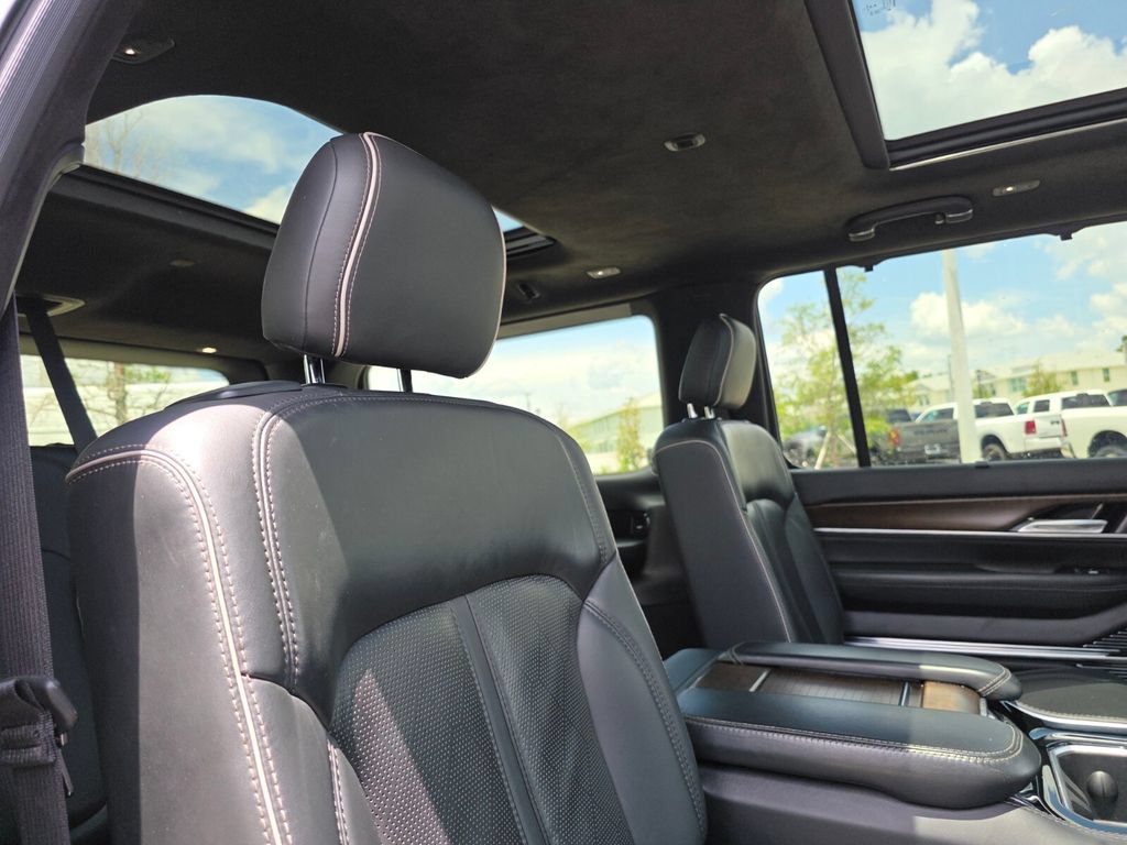 Used 2022 Jeep Grand Wagoneer Series II AWD/4WD image 19