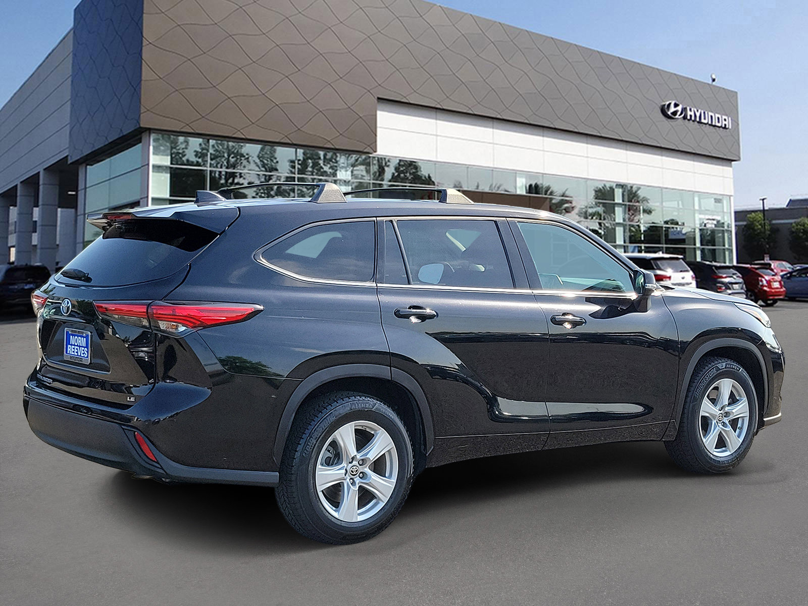 Used 2021 Toyota Highlander LE FWD image 2