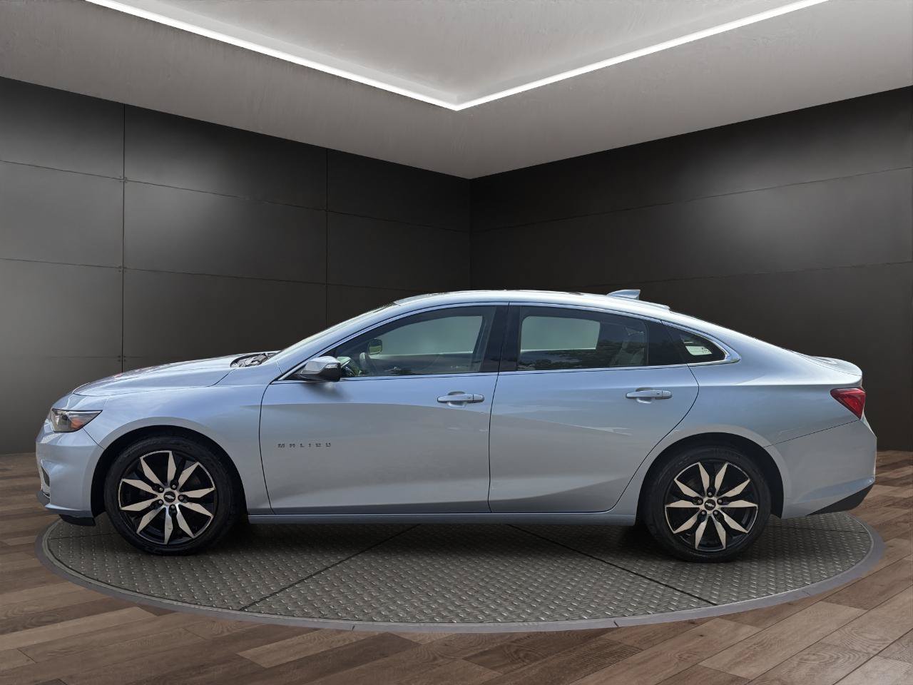 Used 2017 Chevrolet Malibu LT w/ Leather Package FWD image 5