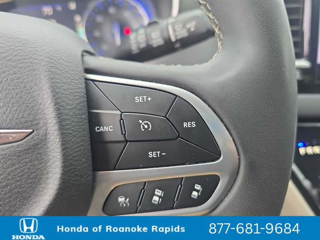 Used 2023 Chrysler Pacifica Touring-L FWD image 22