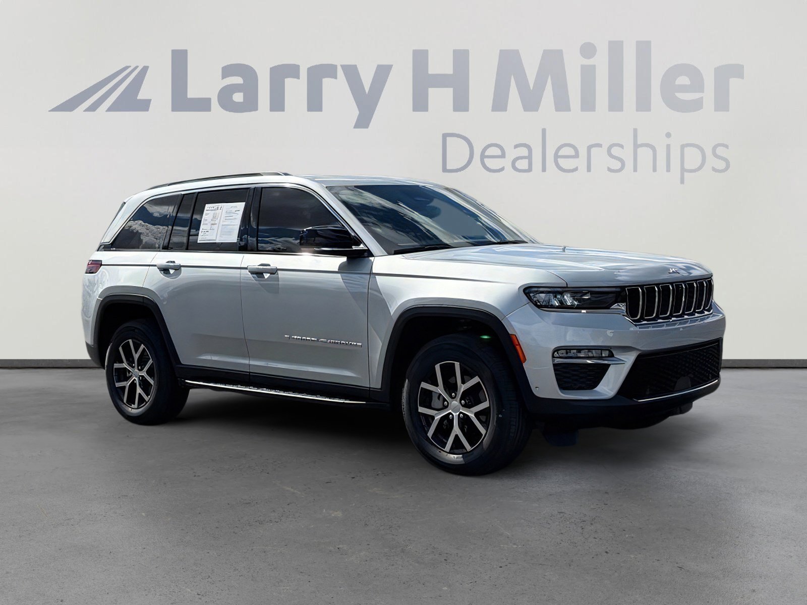 Used 2025 Jeep Grand Cherokee Limited w/ Luxury Tech Group II RWD image 8