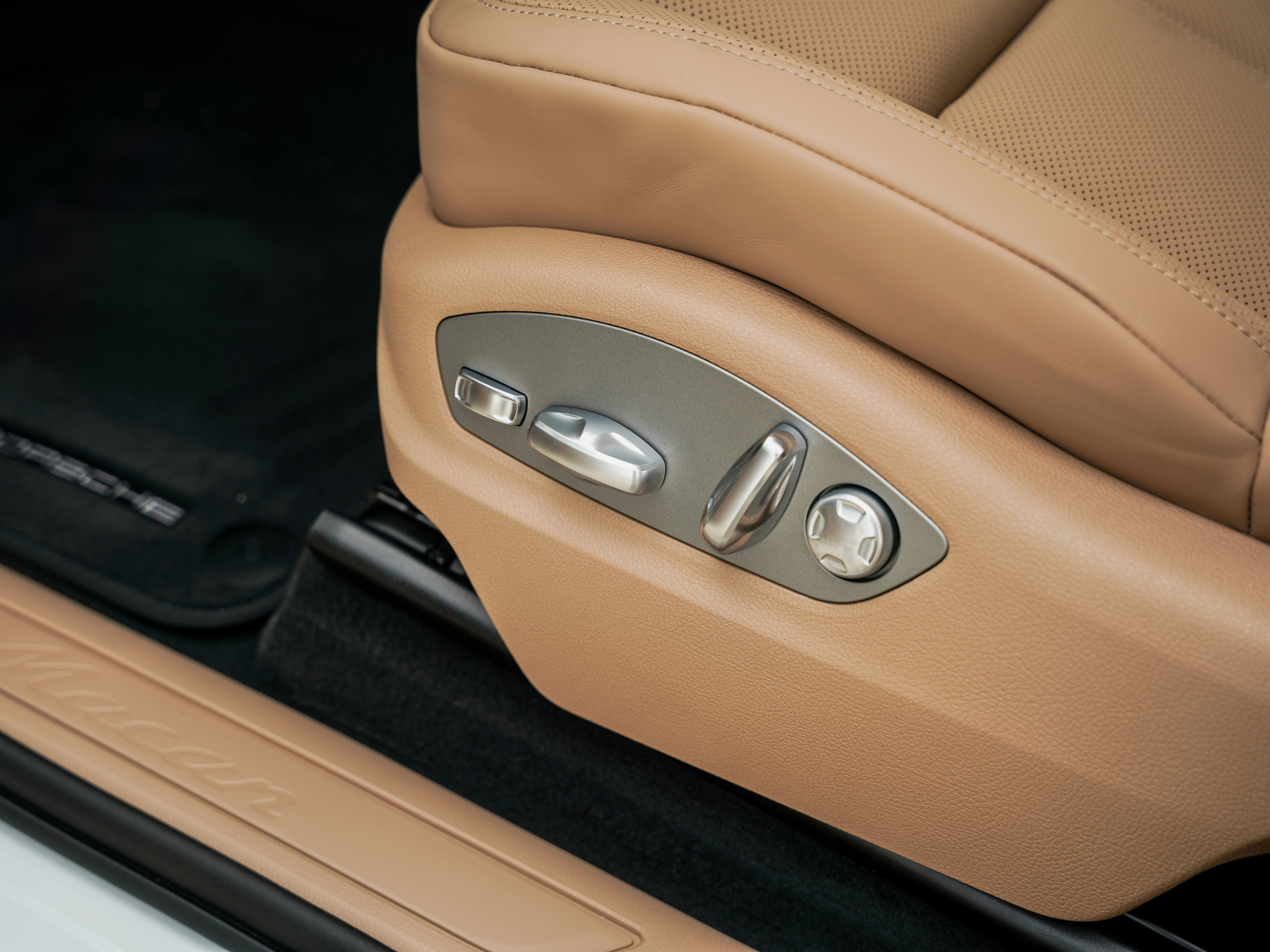 Certified 2025 Porsche Macan image 17