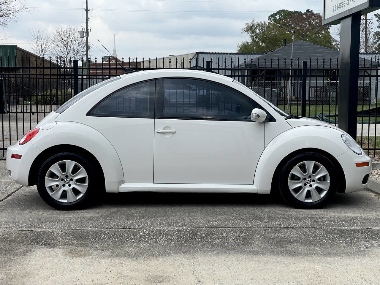 Used 2009 Volkswagen Beetle Base 2dr Coupe 5M image 6