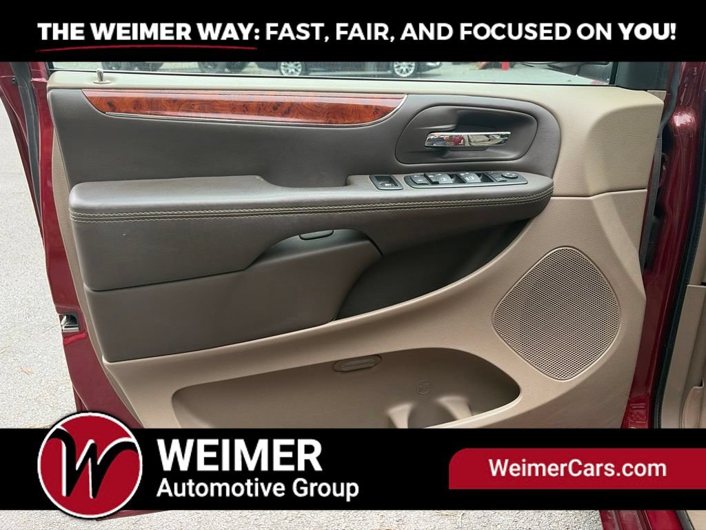 Used 2016 Chrysler Town & Country Touring-L FWD image 8