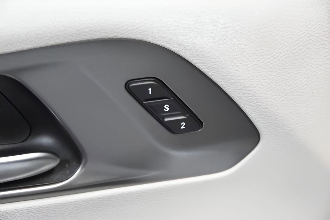 Used 2023 Chrysler Pacifica Touring-L image 16