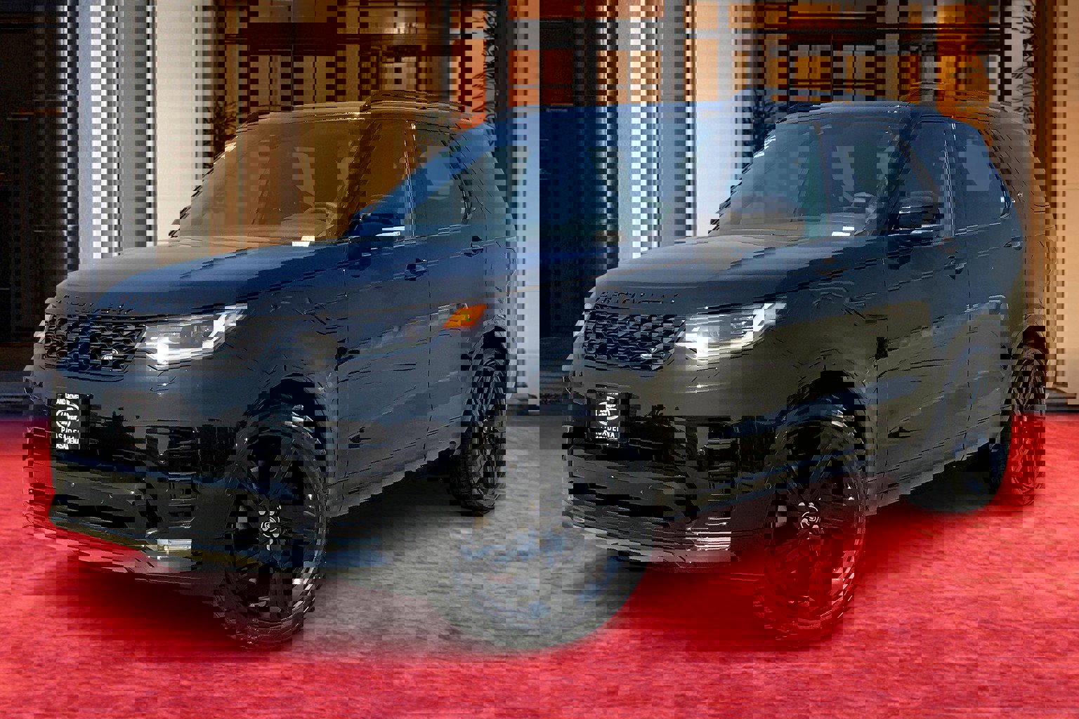 New 2025 Land Rover Discovery Dynamic SE image 1