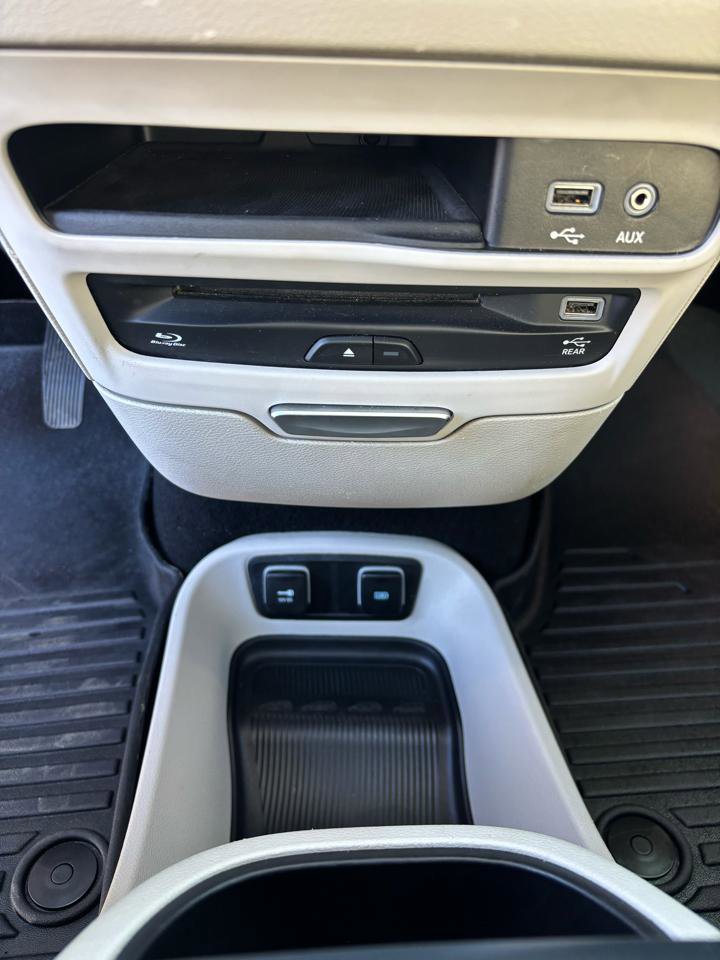 Used 2017 Chrysler Pacifica Limited w/ UConnect Theater Package FWD image 12