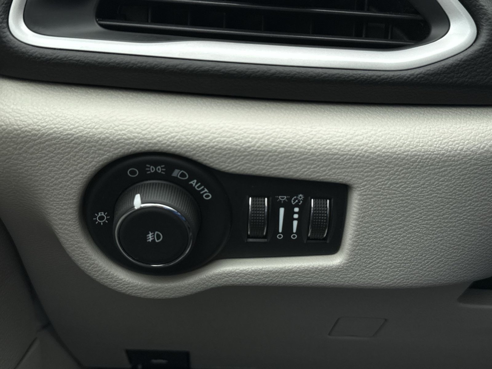Used 2024 Chrysler Pacifica Touring-L FWD image 20