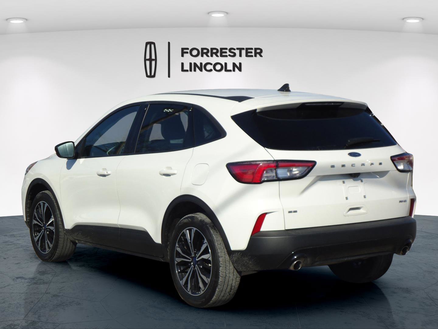 Used 2022 Ford Escape SE w/ SE Sport Appearance Package image 5