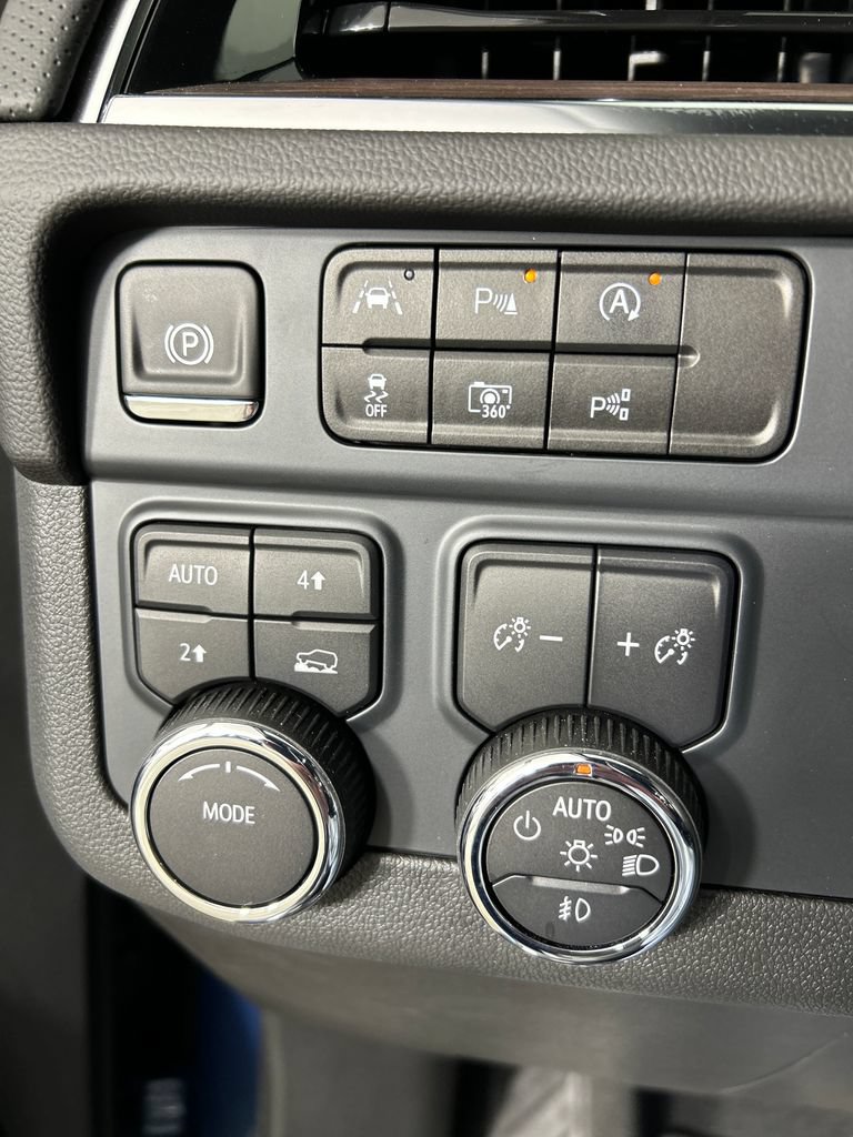 Used 2025 Chevrolet Suburban Premier AWD/4WD image 14