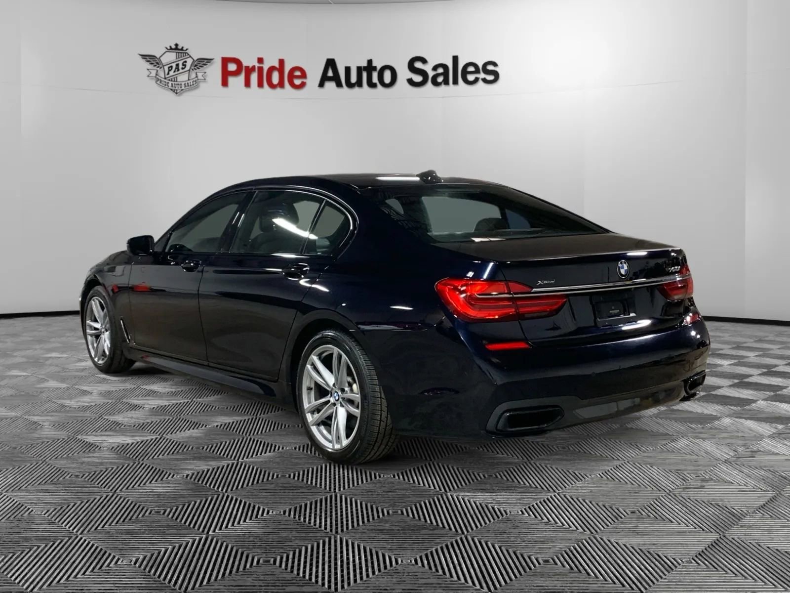 Used 2019 BMW 750i xDrive w/ M Sport Package image 5