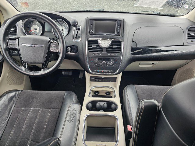 Used 2015 Chrysler Town & Country Limited FWD image 26