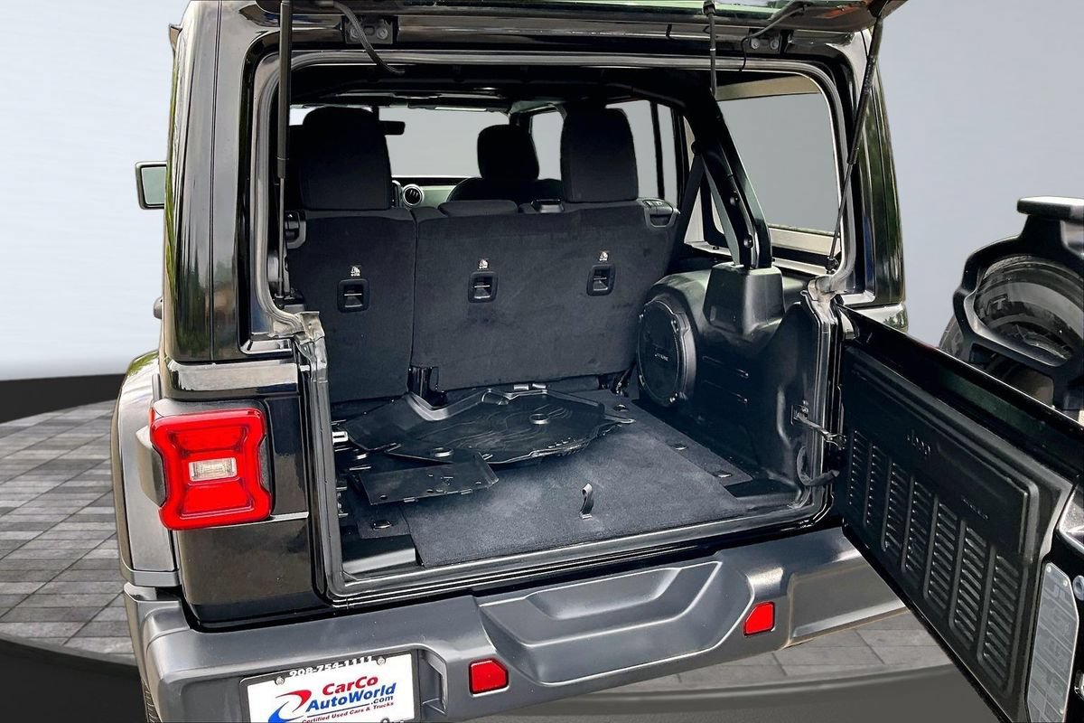 Used 2018 Jeep Wrangler Unlimited Sahara AWD/4WD image 37