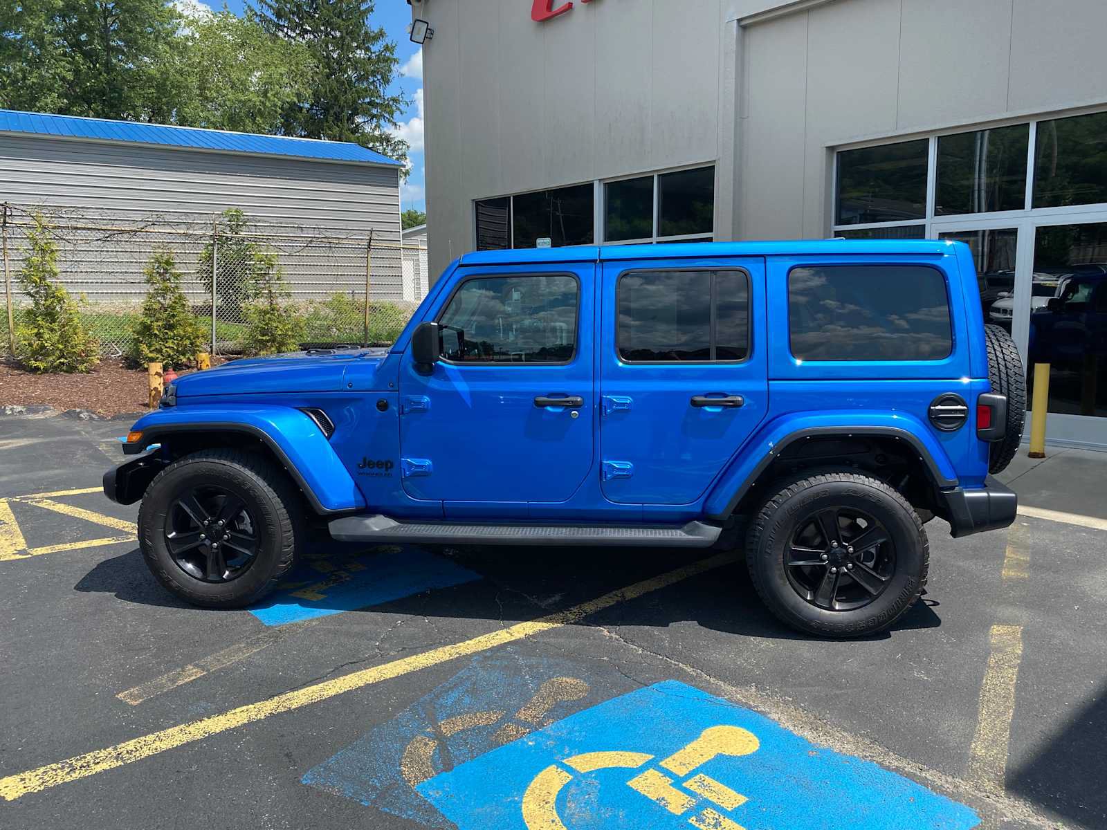 Used 2022 Jeep Wrangler Unlimited Sahara AWD/4WD image 14