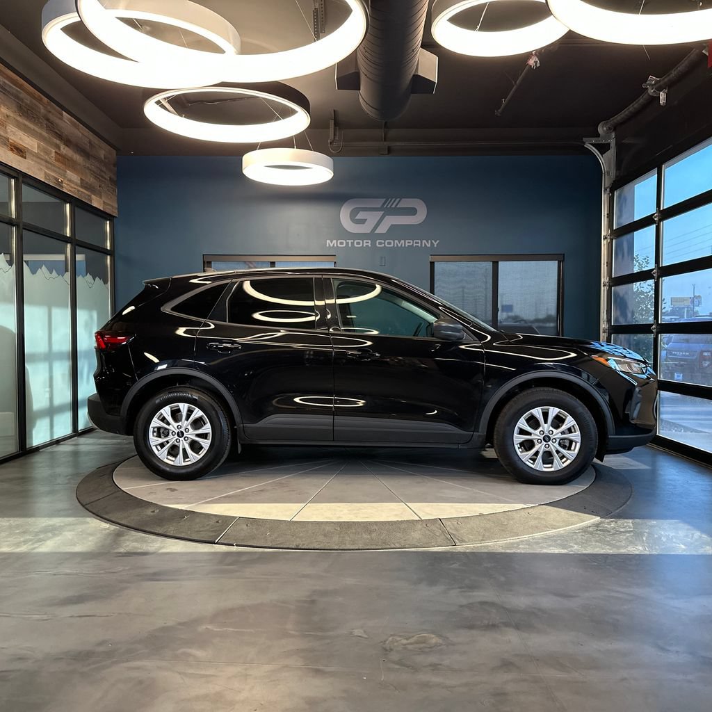 Used 2025 Ford Escape Active AWD/4WD image 2
