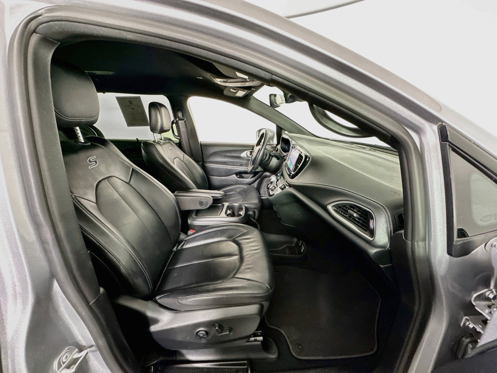 Used 2021 Chrysler Pacifica Touring-L w/ S Appearance Package FWD image 32