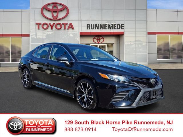 Used 2018 Toyota Camry SE w/ Moonroof Package FWD image 1