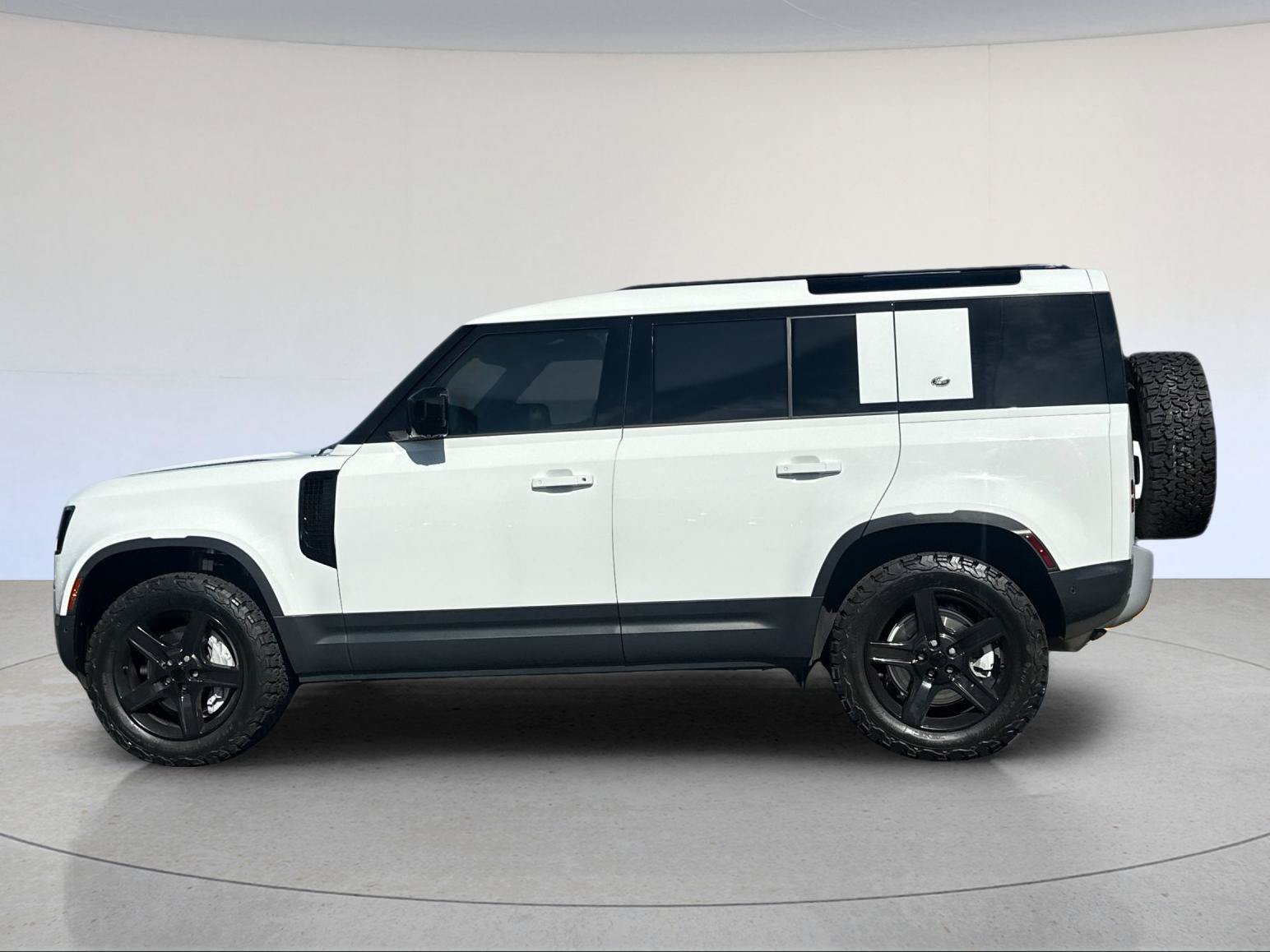 Used 2023 Land Rover Defender 110 SE AWD/4WD image 3