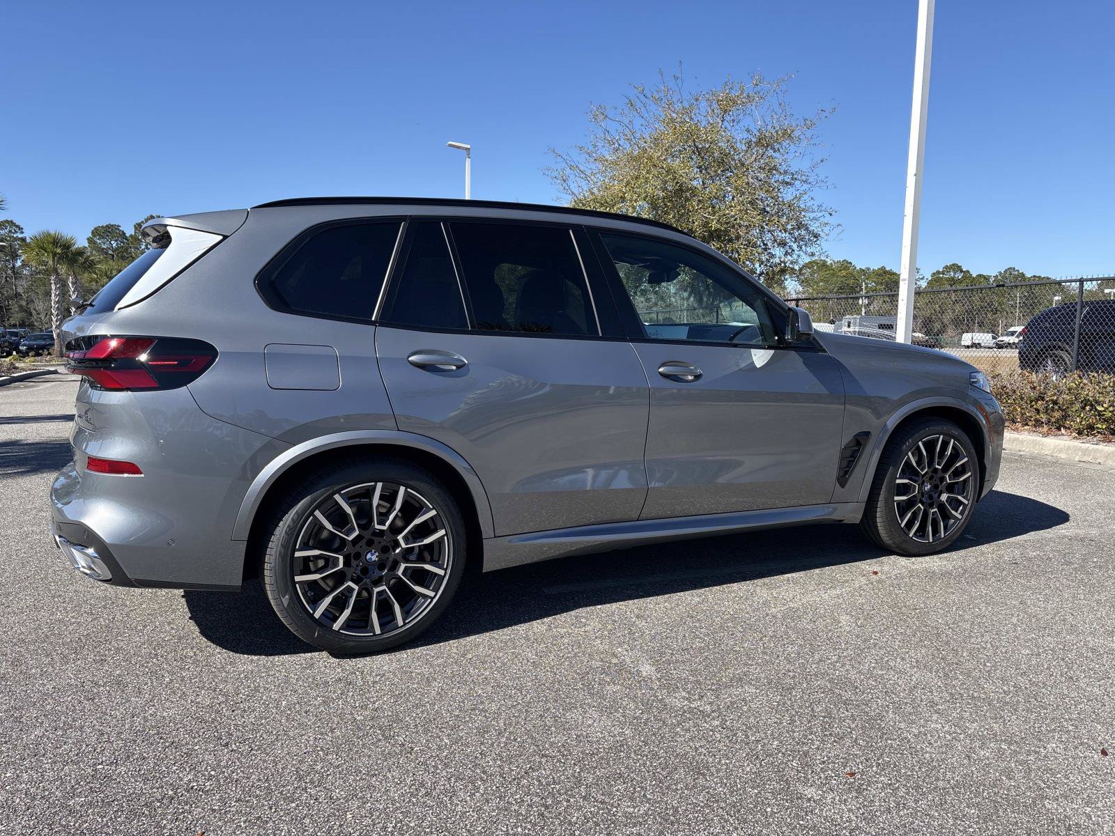 New 2026 BMW X5 xDrive50e w/ M Sport Package AWD/4WD image 4