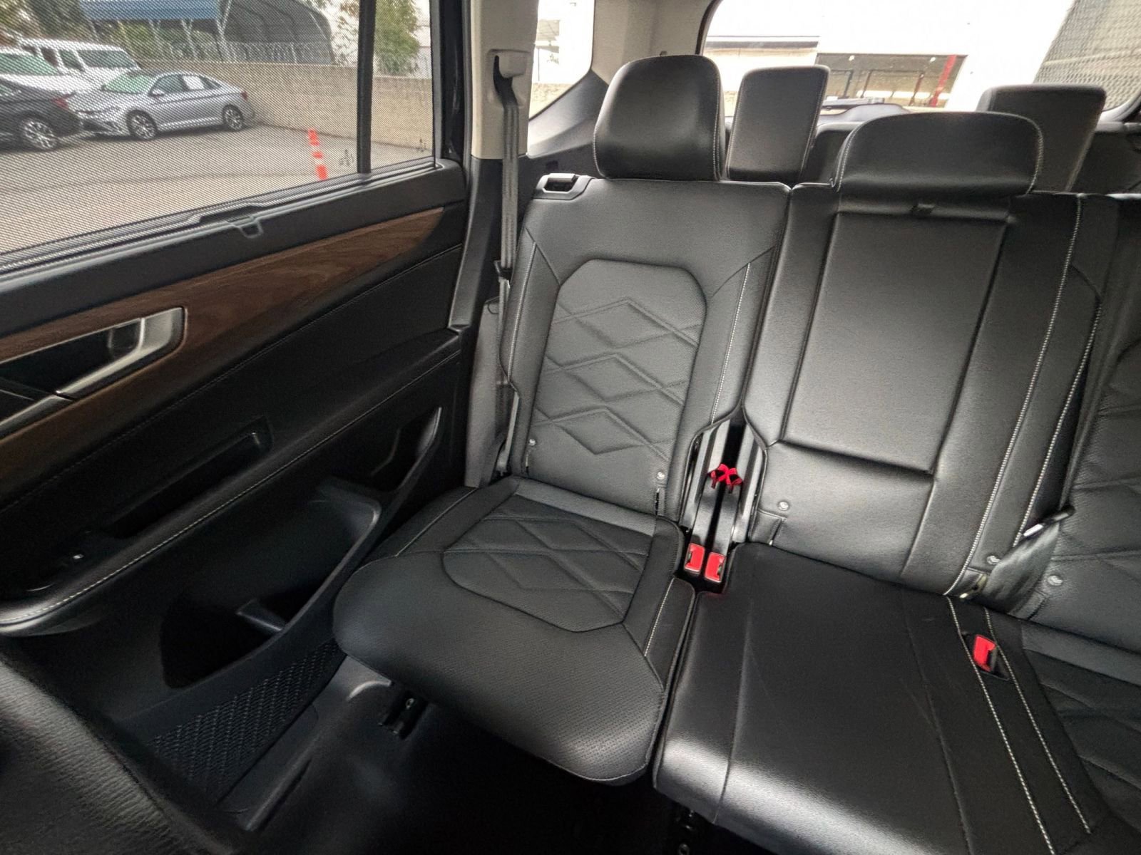 Used 2025 Volkswagen Atlas SE image 40