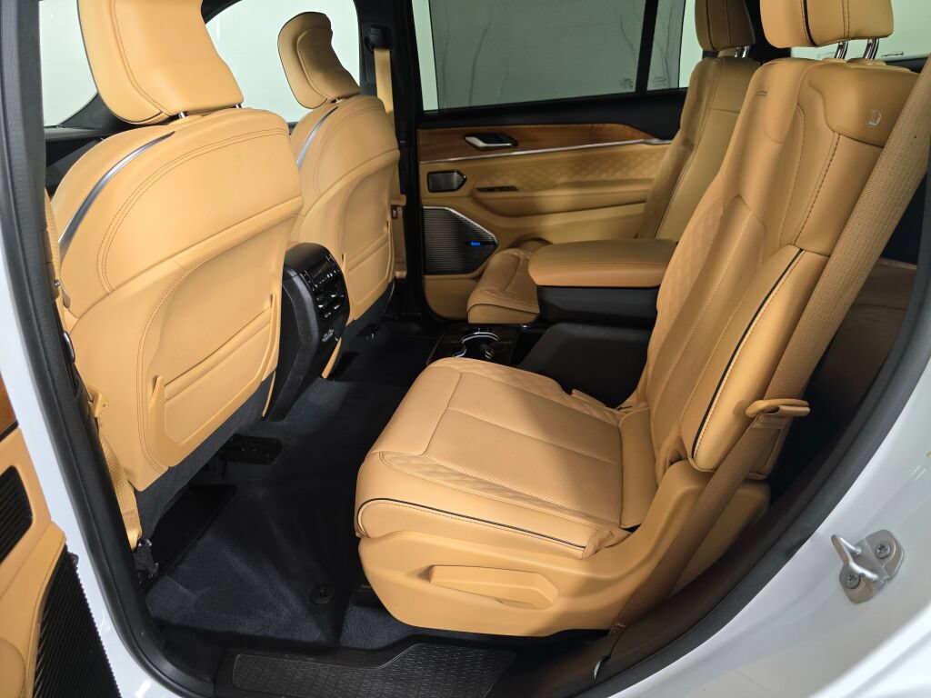 Used 2023 Jeep Grand Cherokee L Summit AWD/4WD image 39