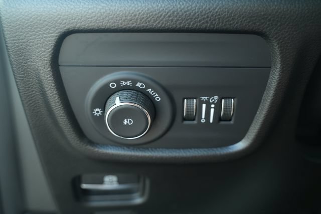 Used 2023 Jeep Grand Cherokee L Limited AWD/4WD image 37