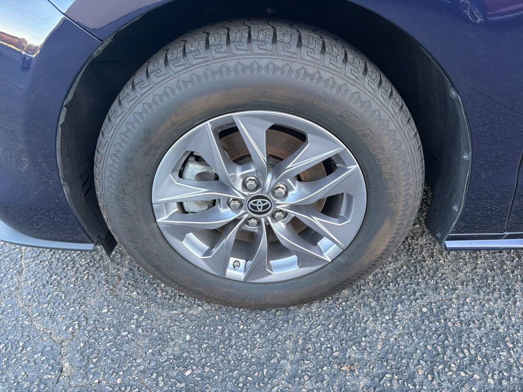 Used 2021 Toyota Sienna XLE image 9