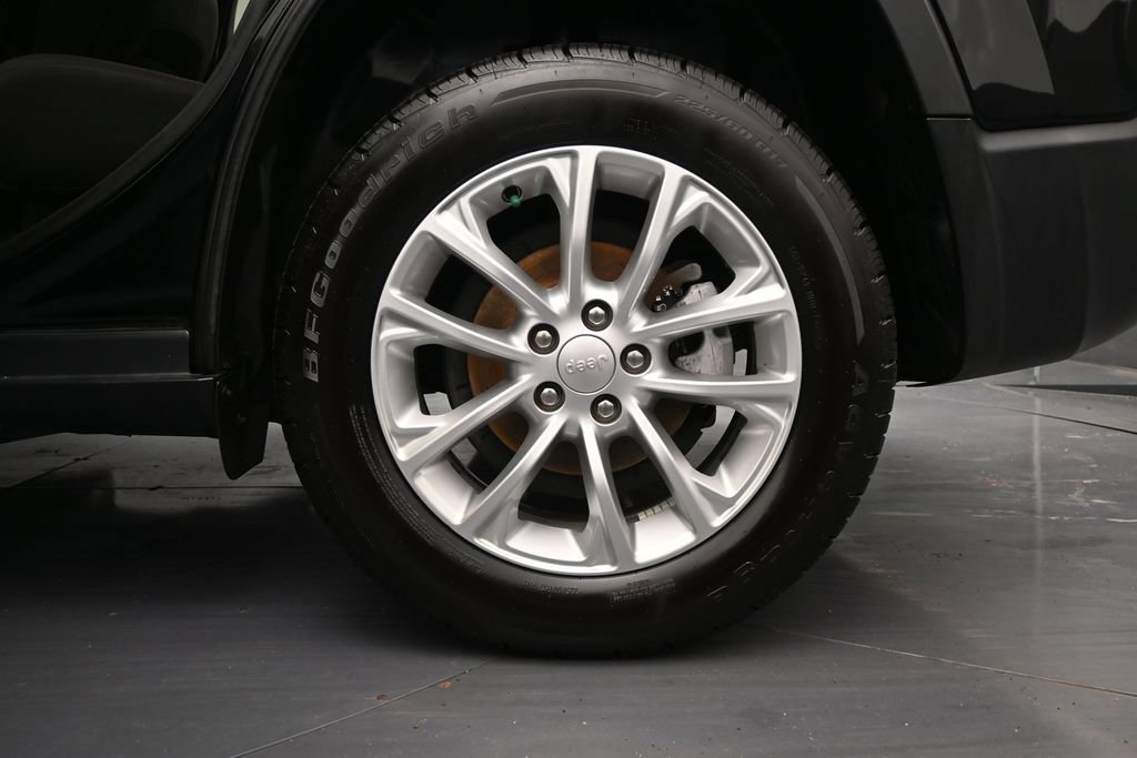 Used 2019 Jeep Cherokee Latitude w/ Popular Appearance Group FWD image 14