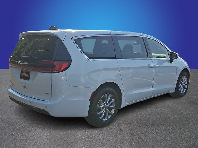Used 2023 Chrysler Pacifica Touring-L AWD/4WD image 4