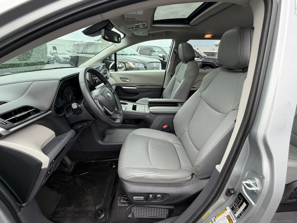Used 2024 Toyota Sienna XLE AWD/4WD image 23