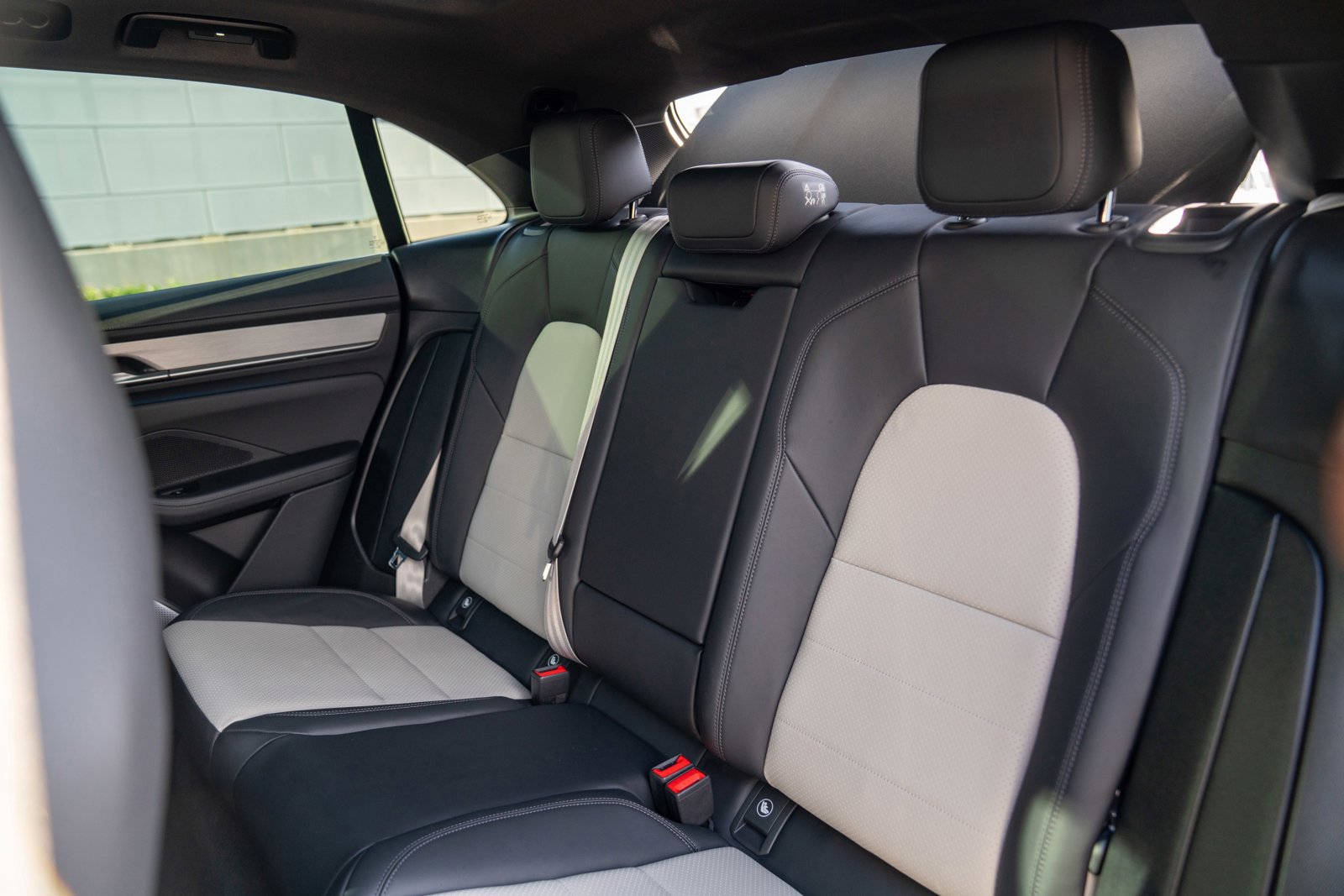 Certified 2025 Porsche Macan 4S Electric AWD/4WD image 23